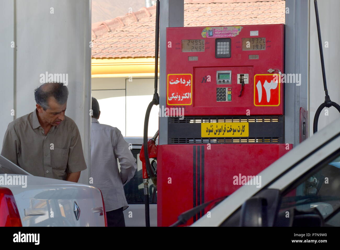 Iran öl Pumpstation: iranische Leute füllen Auto Tanks an der Tankstelle als Welt erwartet Anstieg der Ölpreise von neuen US-Wirtschaftssanktionen Stockfoto