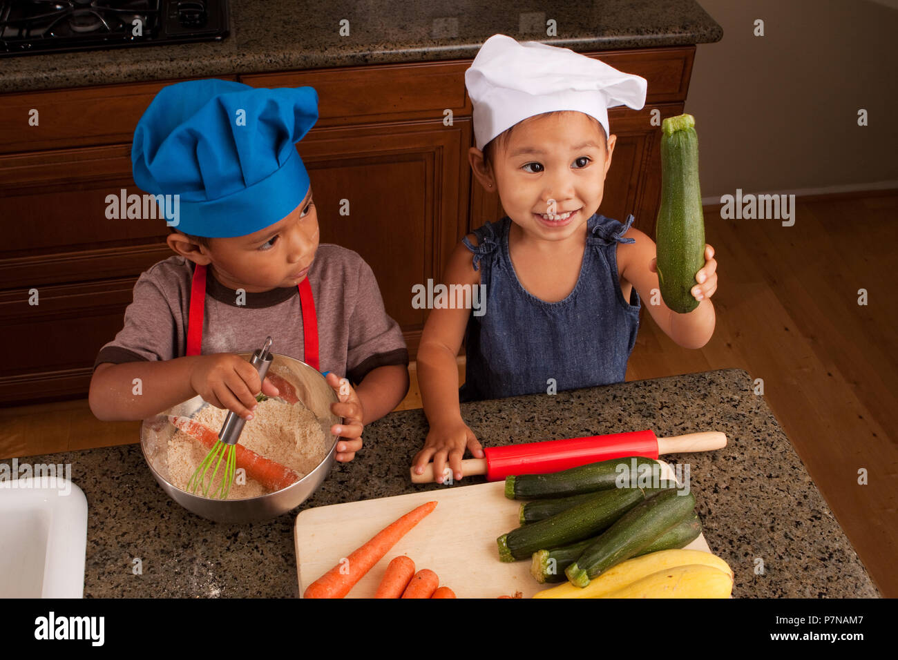 Bruder und Schwester essen und in der Küche. Stockfoto