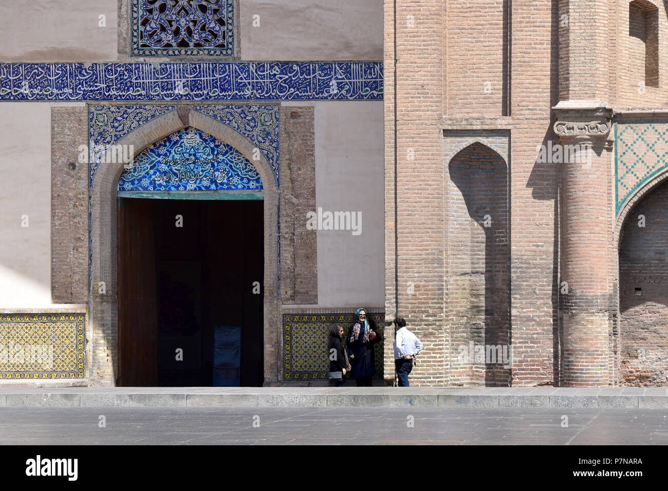 Iranische Volk durch großes Tor in typischen Seidenstraße Iranischen und islamischen Architektur, Qazvin, Iran Stockfoto