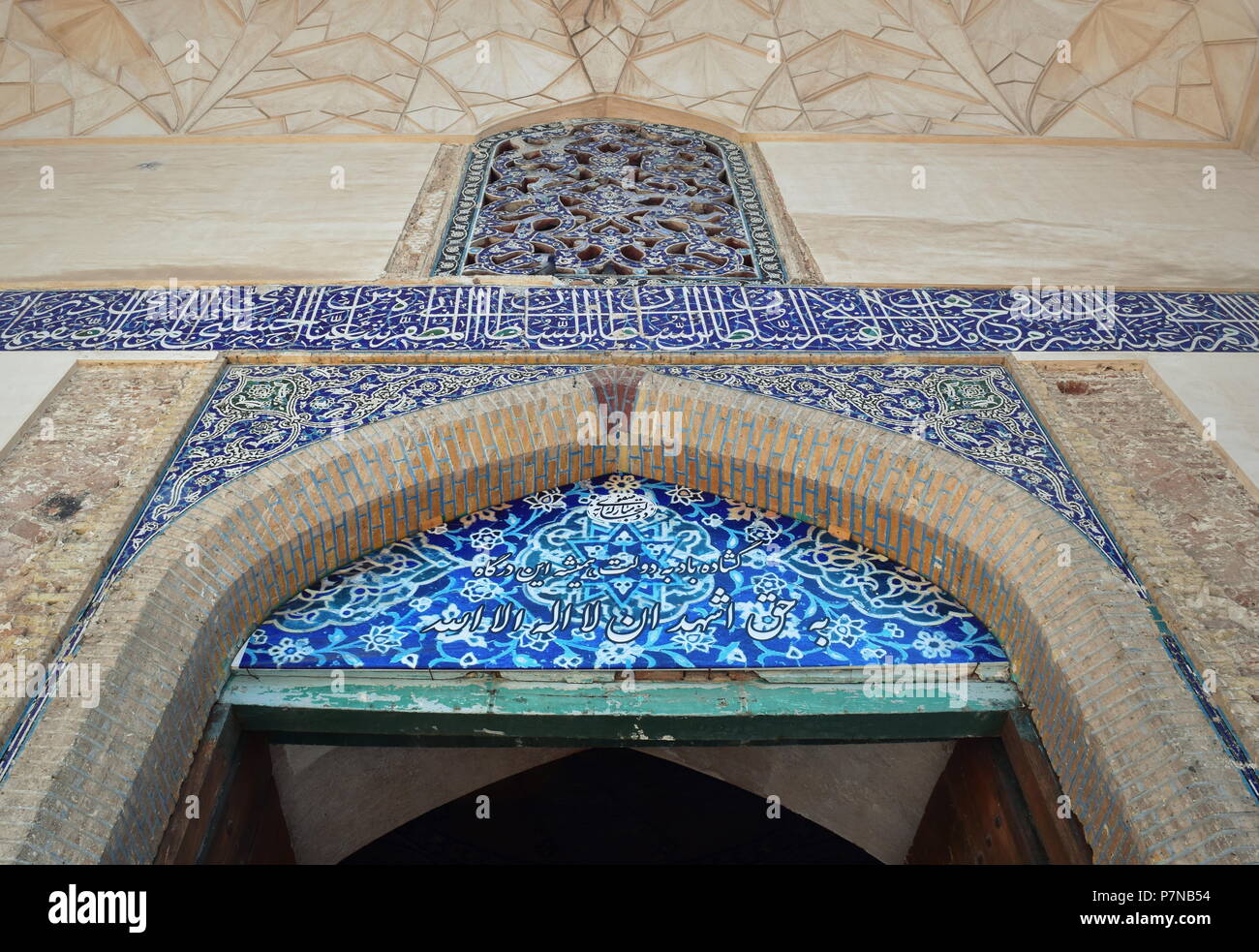 Historische Seidenstraße Eingangstor mit Elementen der Iranischen und islamischen Architektur wie schönen blauen Mosaikfliesen in floralen Mustern Stockfoto