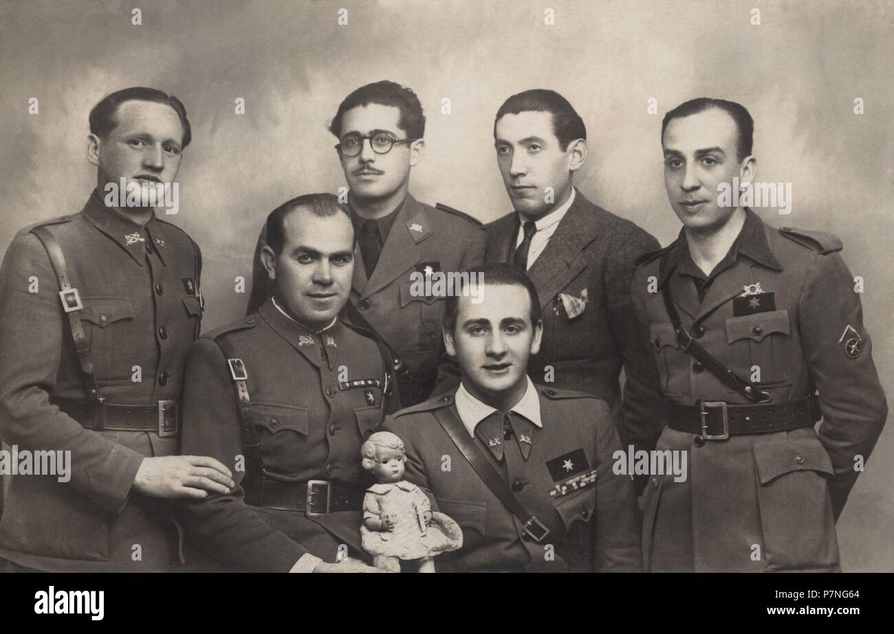 España. Grupo de alféreces provisionales de La Academia Militar, Dos de  Ellos con la camisa Azul de Falange Española. Años 1940 Stockfotografie -  Alamy