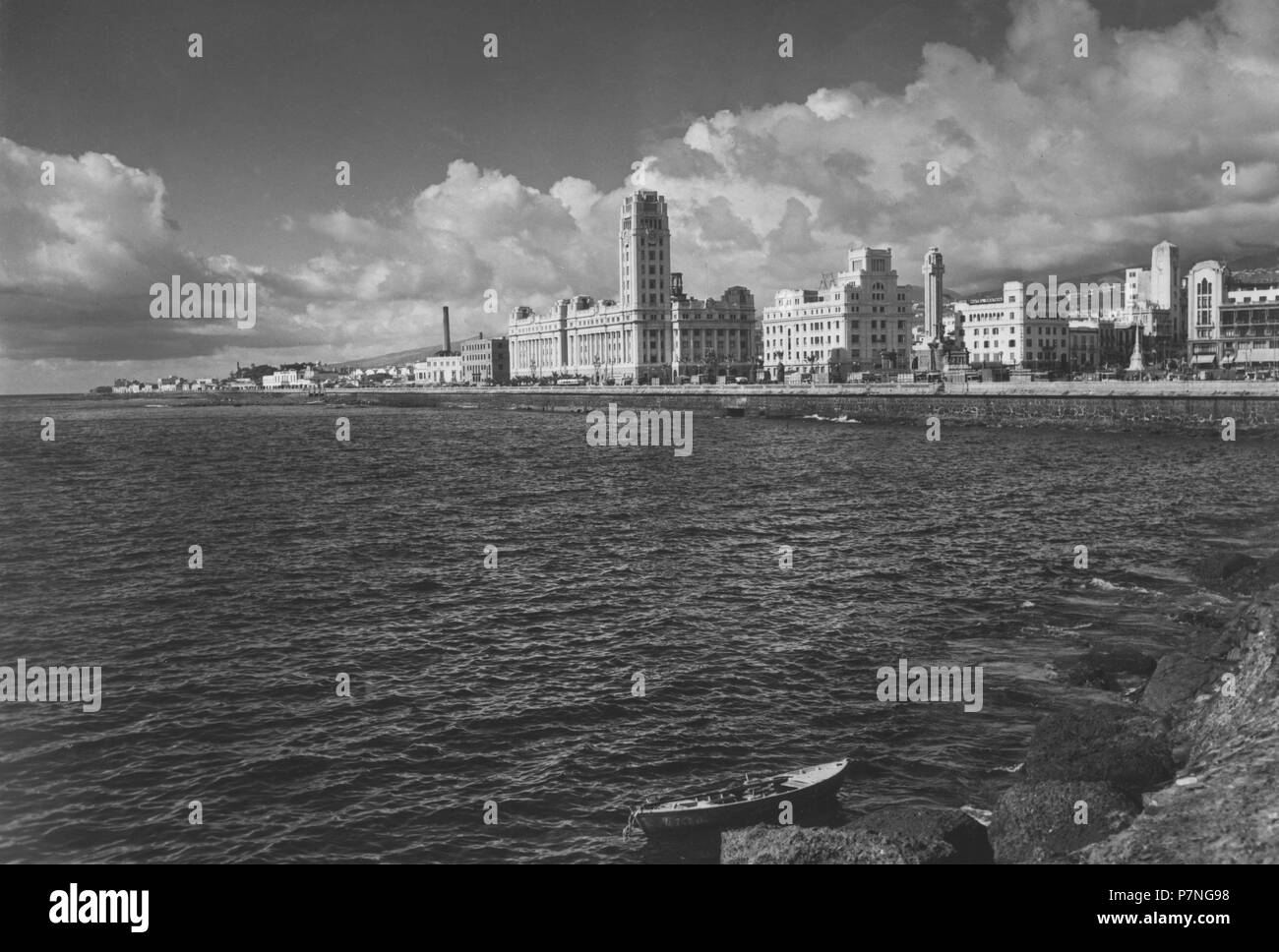 Islas Canarias. Santa Cruz de Tenerife. Vista de La Línea de Costa con Los edificios del Cabildo Insular, Computerwoche, Monumento a los Caídos en la Guerra Civil, y el Casino. Años 1950. Stockfoto