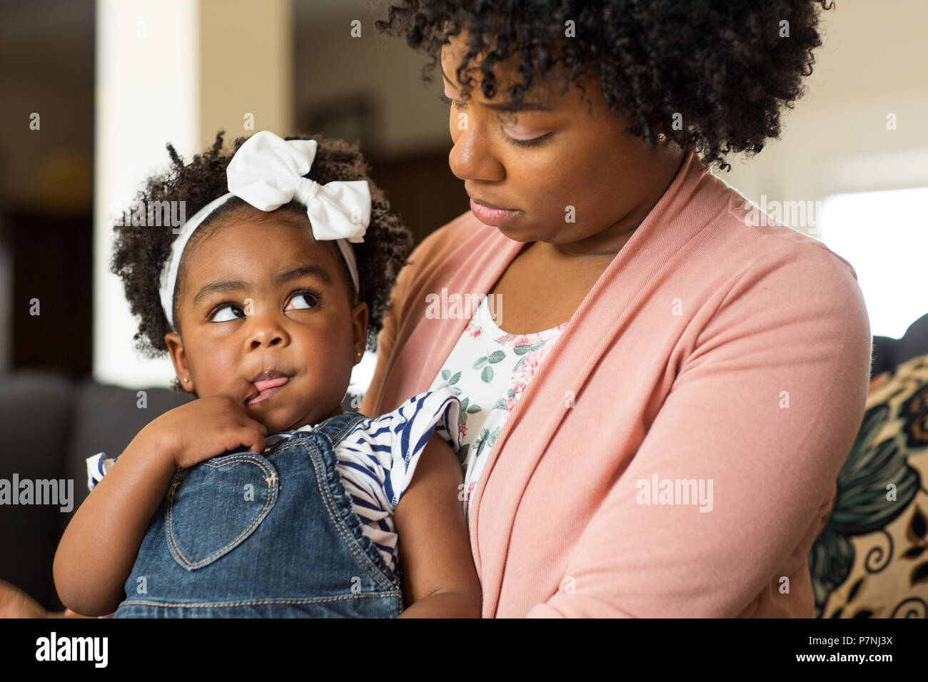 Mutter parenting ihr junges Kind Stockfoto