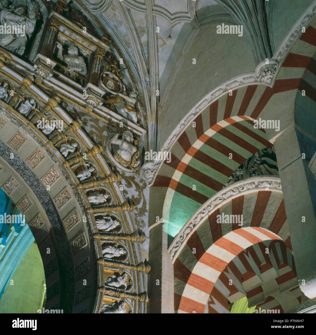 MEZQUITA DE CORDOBA. ENCUENTRO DE LAS ARQUERIAS DE LA NAVE CENTRAL DE LA CATEDRAL CON LOS ARCOS DE LA AMPLIACION DE Abd al-Rahman II DE LA MEZQUITA DE CORDOBA. Córdoba, ESPAÑA. Stockfoto