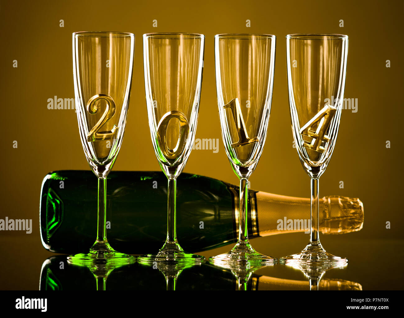 Flasche Champagner mit vier Glas Becher und der Zahl 2014, schöne feiern das neue Jahr Konzept Foto Stockfoto