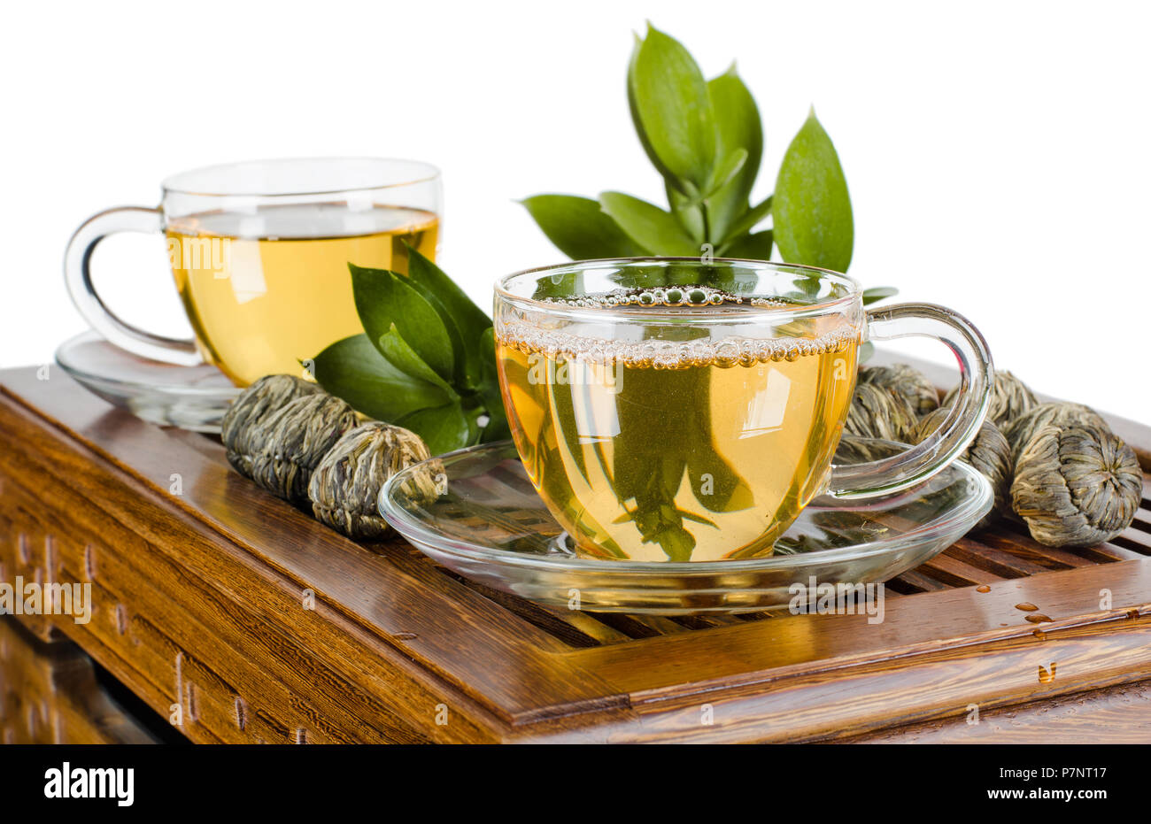 Horizontale Foto der Glas Schale mit grünem Tee, auf weißem Hintergrund, isoliert Stockfoto