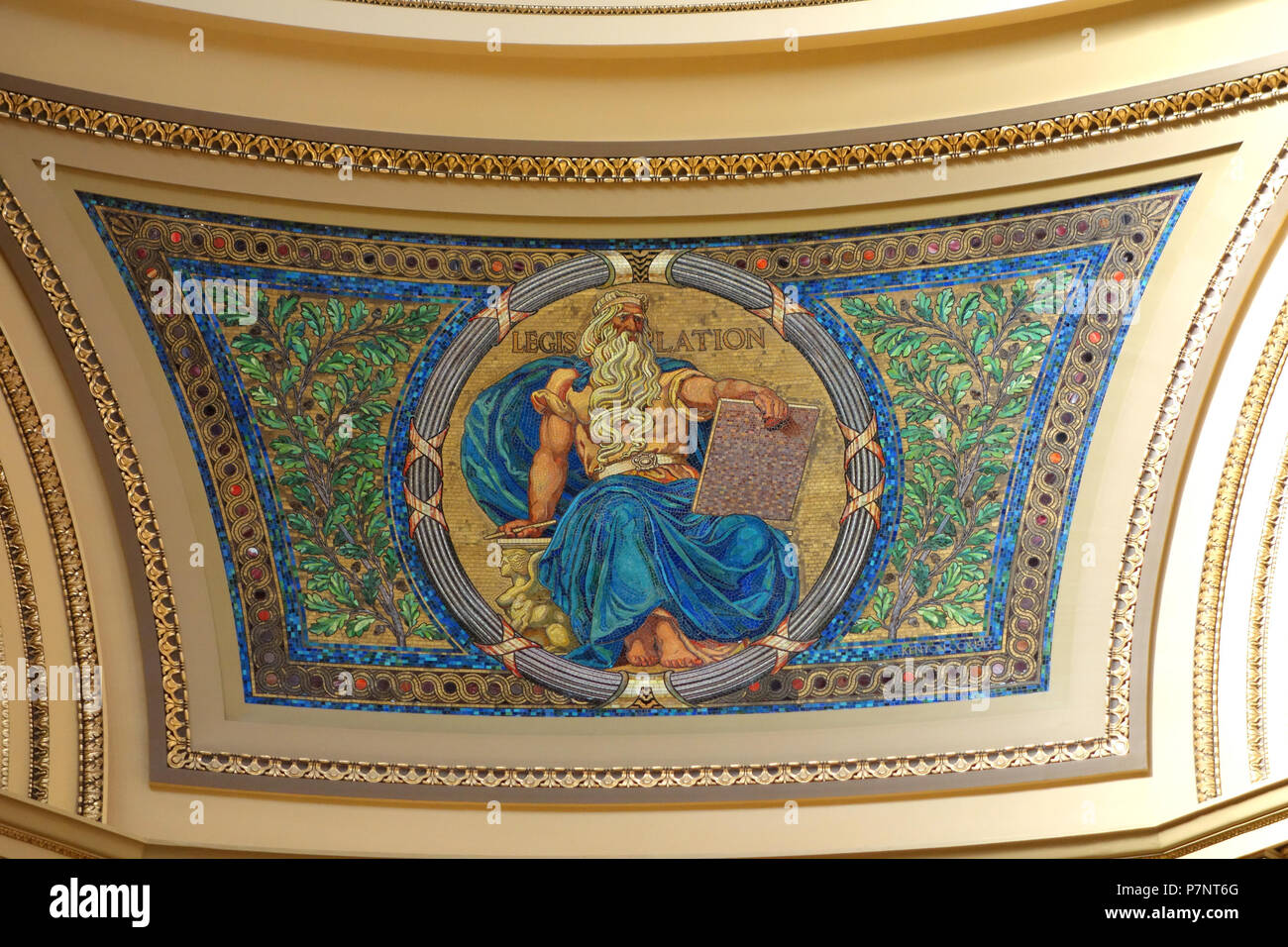 Englisch: Mosaik in der Wisconsin State Capitol, Madison, Wisconsin, USA. Entworfen von Kenyon Cox (1856 - 1919). Dieses Mosaik ist in der Weil der Künstler vor mehr als 70 Jahren starb. 24 Juli 2013, 10:25:01 243 Rechtsvorschriften - Wisconsin State Capitol - DSC 03113 Stockfoto
