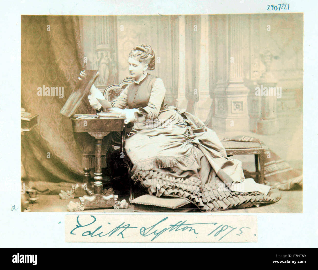 Englisch: Edith Villiers oder Edith Bulwer-Lytton (1841 - 1936) war ein britischer Aristokrat. Frau von Robert Bulwer-Lytton, 1 Graf von Lytton, sie führte die Indischen kaiserlichen Hof als Vicereine von Indien. Sie wurde später ein Gericht - Telefonzentrale der Königin Victoria. - Phooto vielleicht 1875. 2. Januar 1875 141 Edith Lytton 1875 aus der Royal Collection Stockfoto