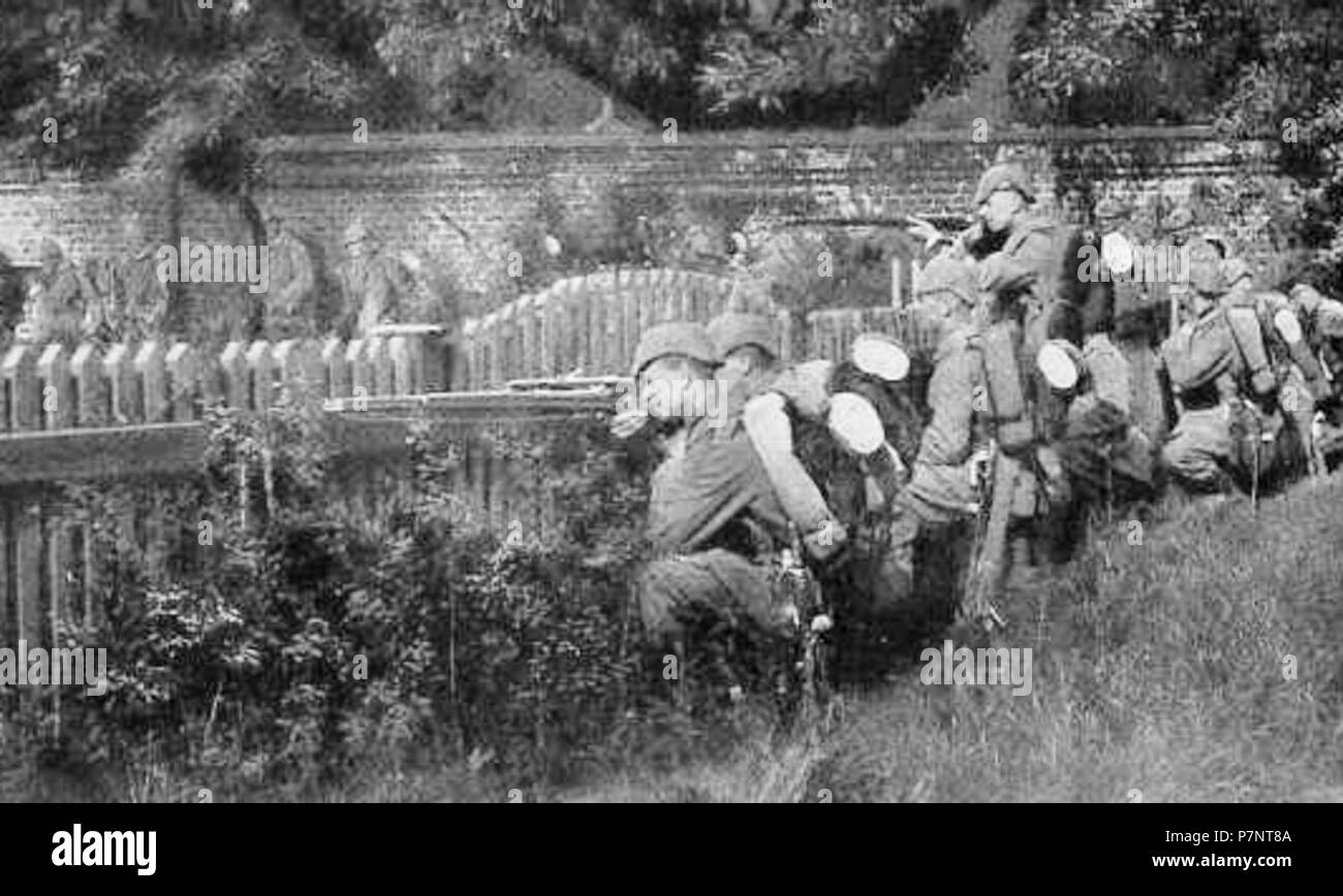 Italiano: Truppe tedesche in azione Durante la Campagna dell'estate sul 1914 fronte Occidentale (Tratta da cartolina Postale). 1914 156 Fanteria.tedesca 1914 Stockfoto