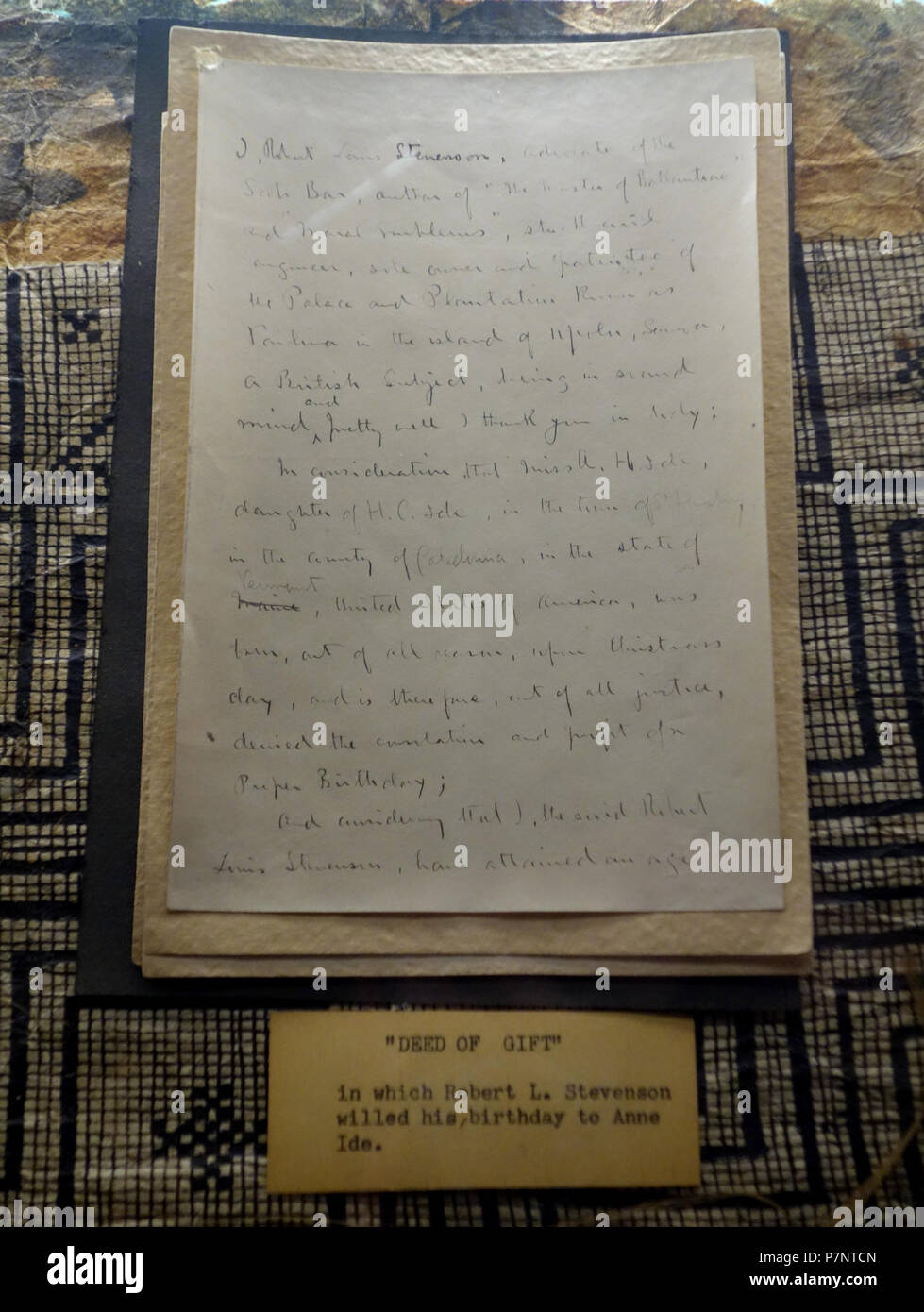 Englisch: Schenkungsurkunde von Robert Louis Stevenson, in der Fairbanks Museum und Planetarium, St. Johnsbury, Vermont, USA. Dieses Manuskript ist in der Weil der Autor vor mehr als 70 Jahren starb. 18 August 2013, 13:10:29 130 Schenkungsurkunde von Robert Louis Stevenson - Fairbanks Museum und Planetarium - DSC 04318 Stockfoto