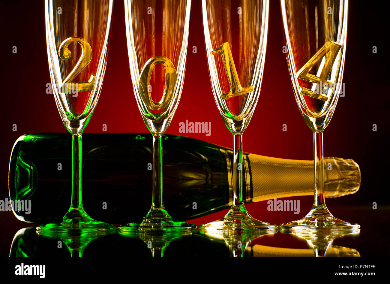 Flasche Champagner mit vier Glas Becher und der Zahl 2014, schöne feiern das neue Jahr Konzept Foto Stockfoto