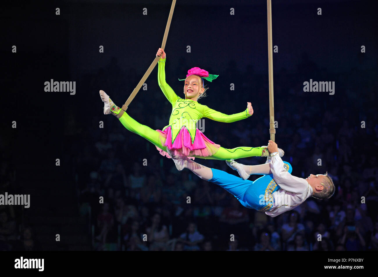 Kinder - luftakrobaten unter Kuppel des Zirkus. Juni 10, 2018. Kiew, Ukraine Stockfoto