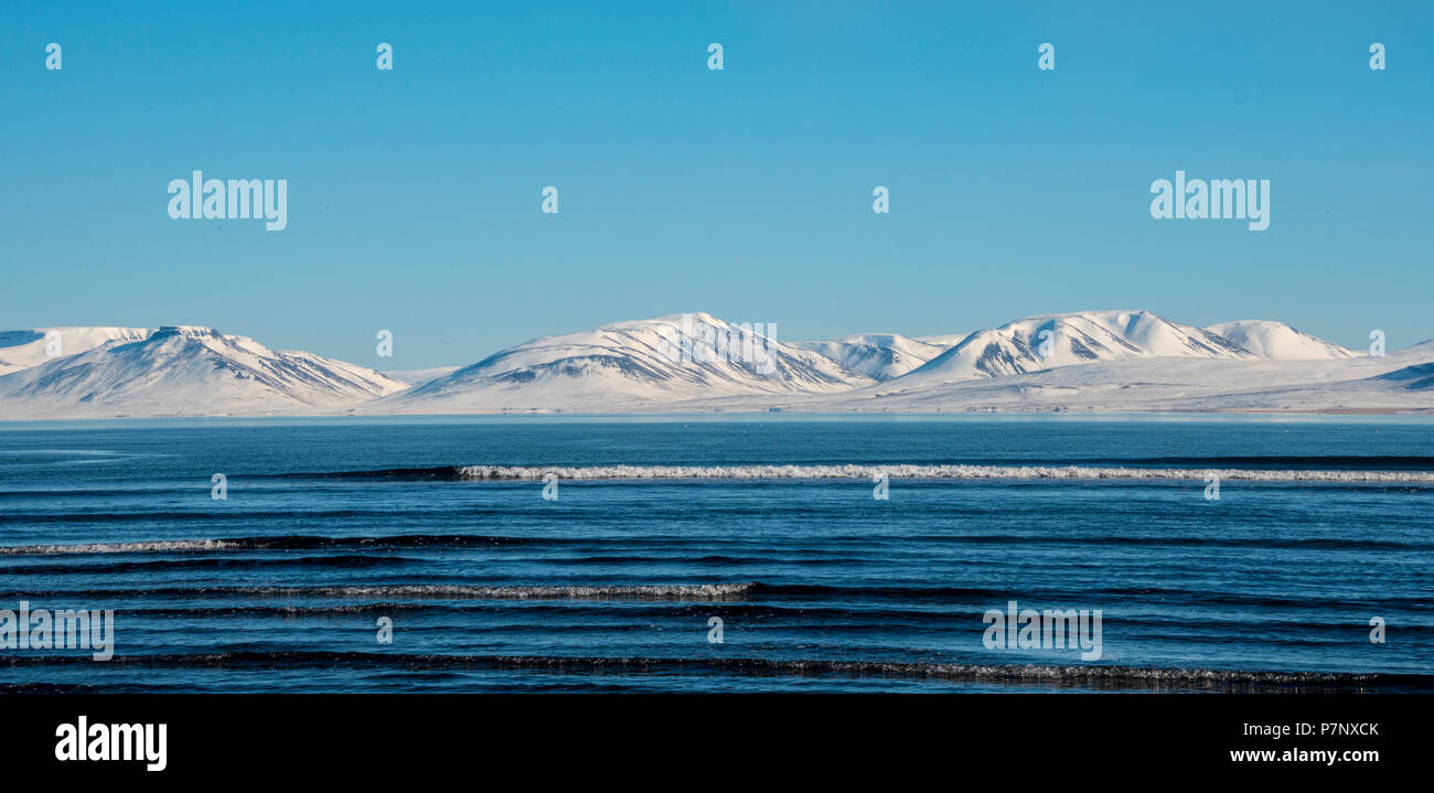 Blick von der Halbinsel Vatnsnes zu Meer und schneebedeckte Berge, Norðurland djupivogur, Northern Island, Island Stockfoto
