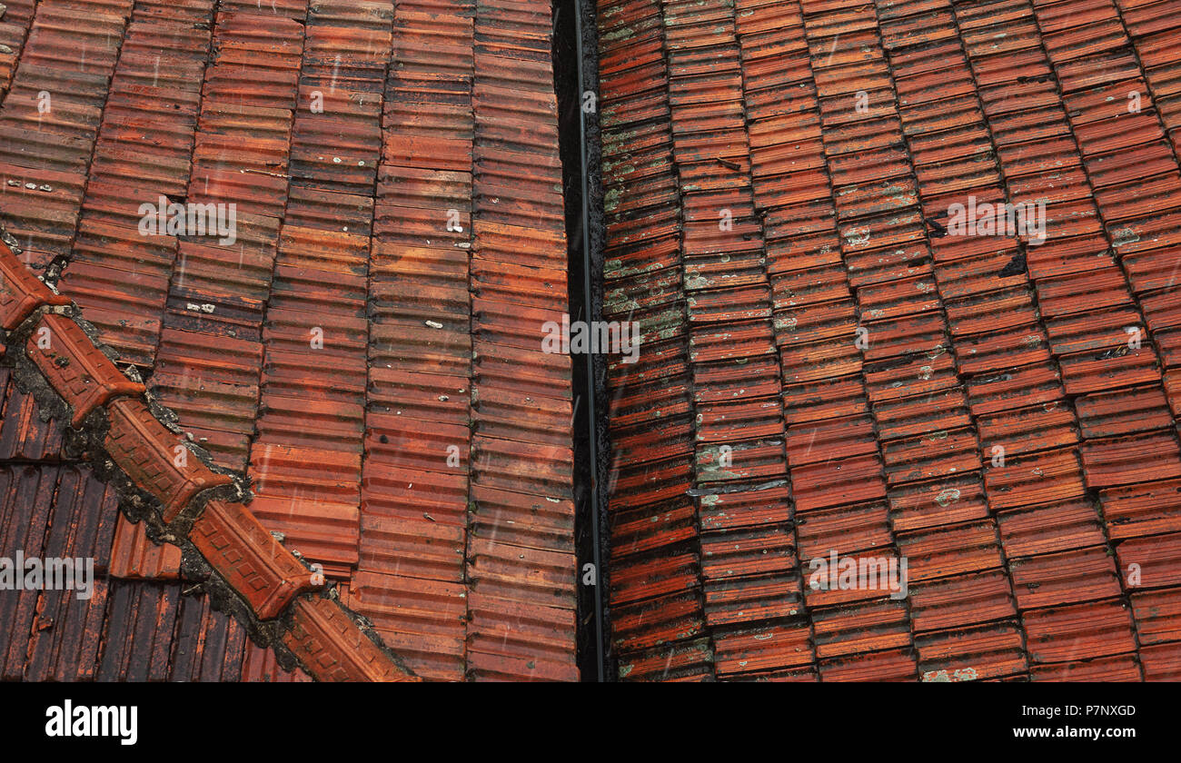 Alte Dächer bei Regen, abstrakte Komposition. Stockfoto