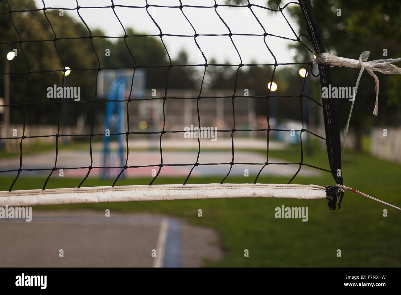 Auf dem Kinderspielplatz, Volleyball net Details während des Tages, Outdoor closeup Szene. Stockfoto