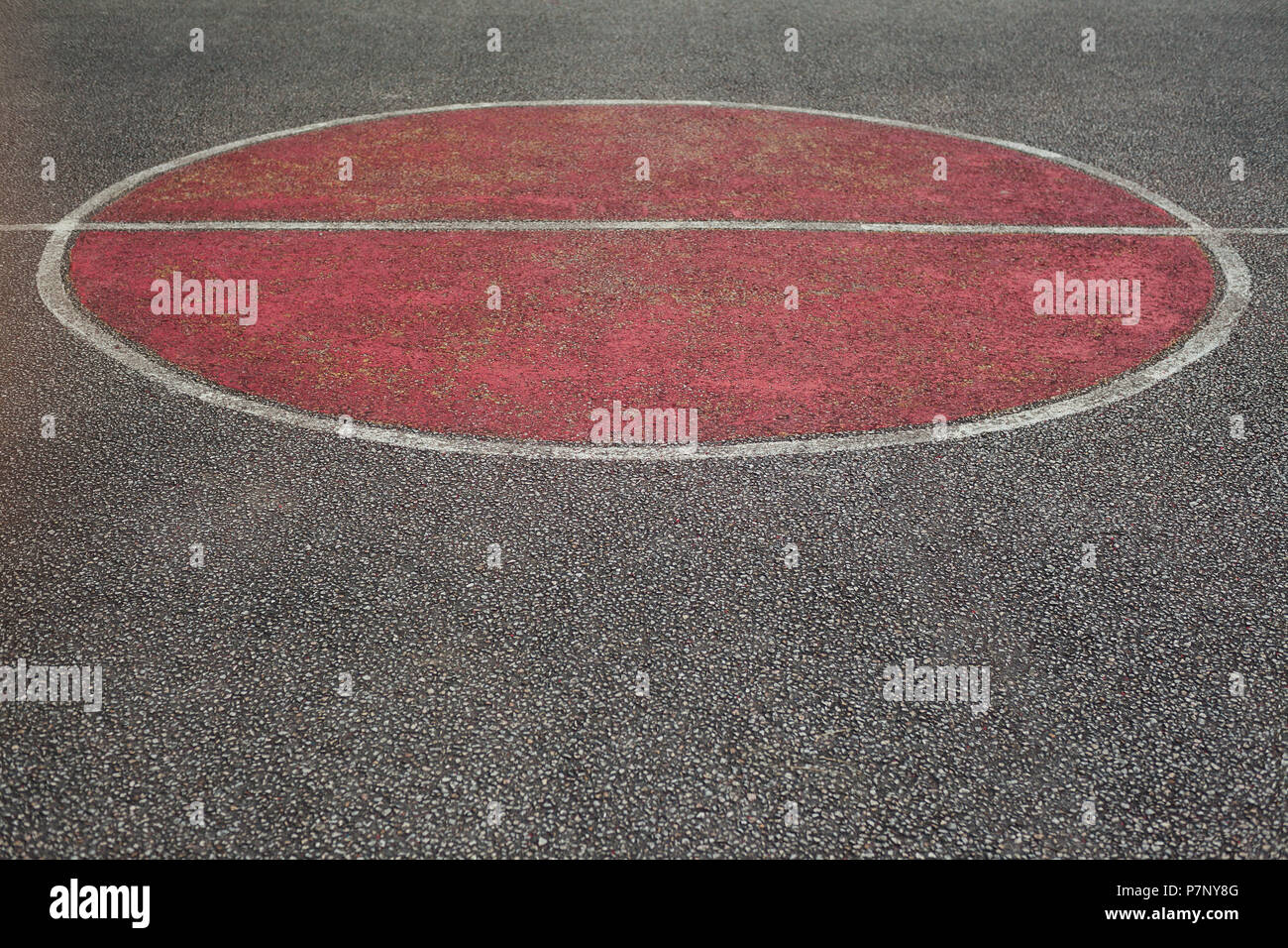 Roter Kreis als Zentrum eines Basketball Hof. Abstrakte Komposition. Stockfoto