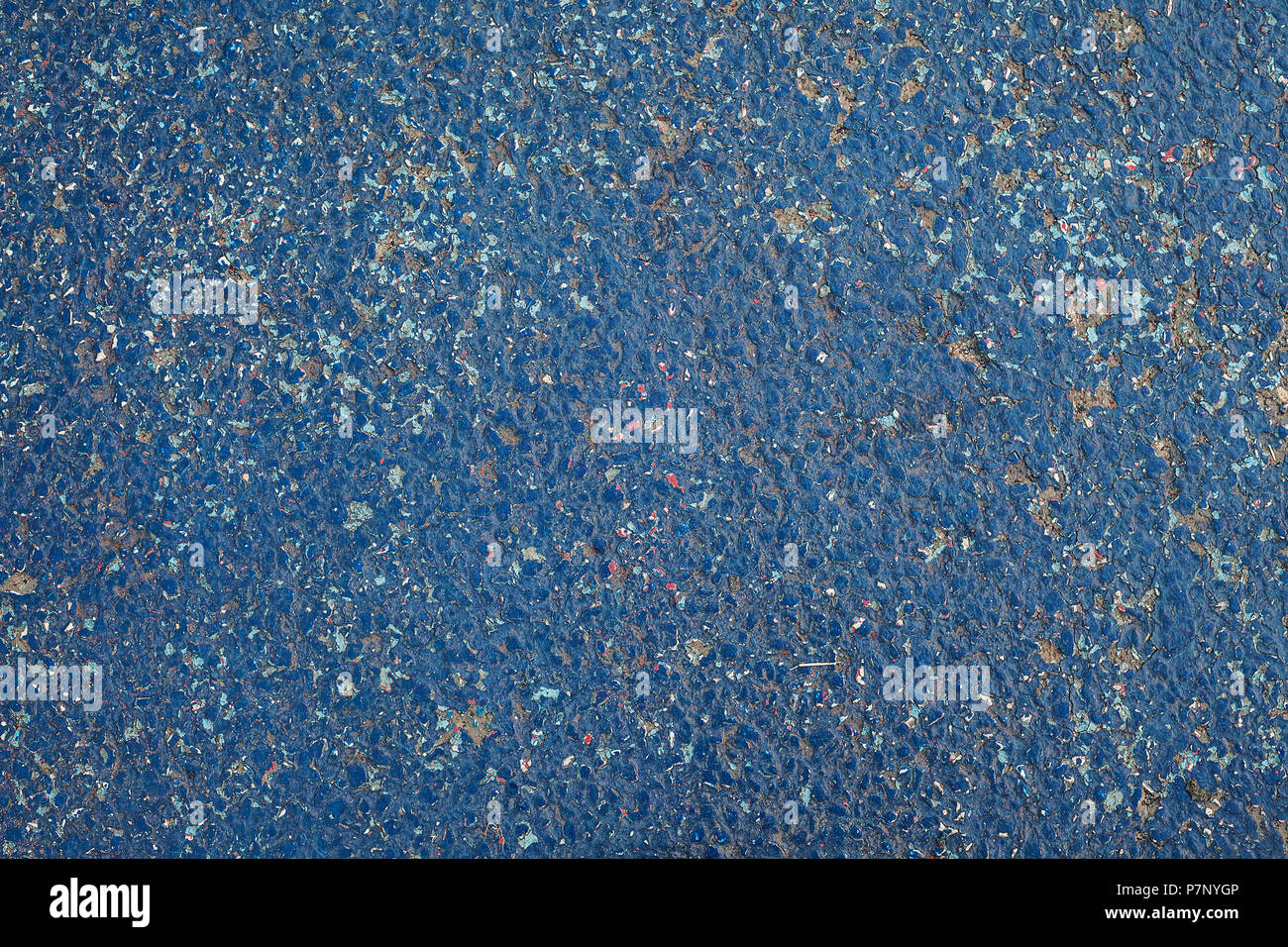 Textur eines alten Blau lackiert Asphalt, Teil des Sports Hof. Stockfoto