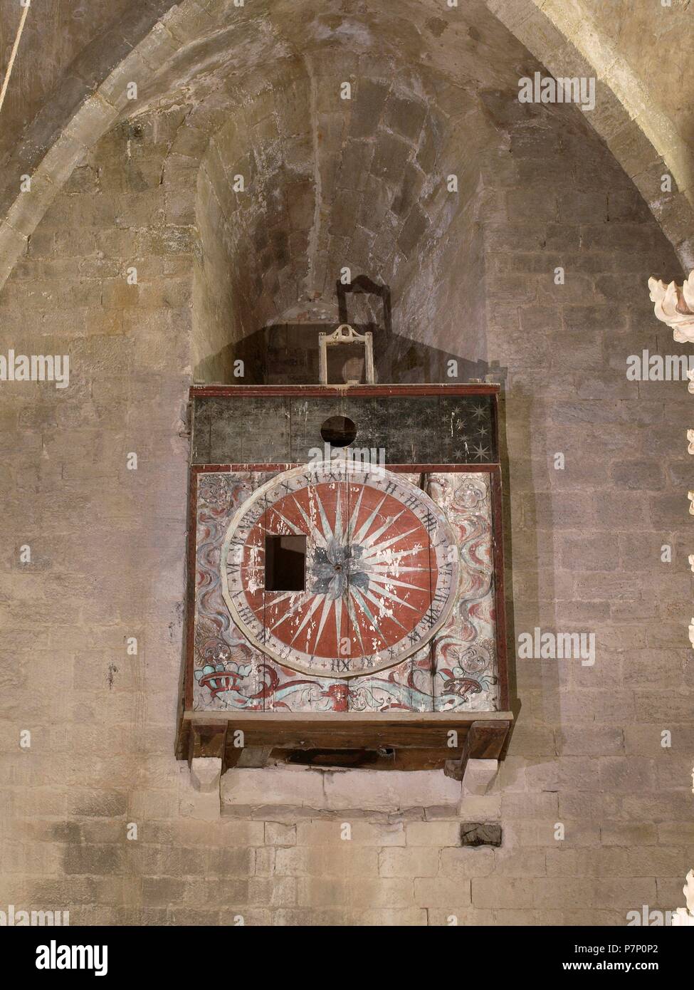 REAL MONASTERIO DE SANTA MARIA DE Santes Creus: ELÉCTRICA DE LA IGLESIA, Details und Buchungsmöglichkeit DE RELOJ MECANICO. Torredembarra - Santes Creus, Tarragona, Katalonien, Spanien. Stockfoto