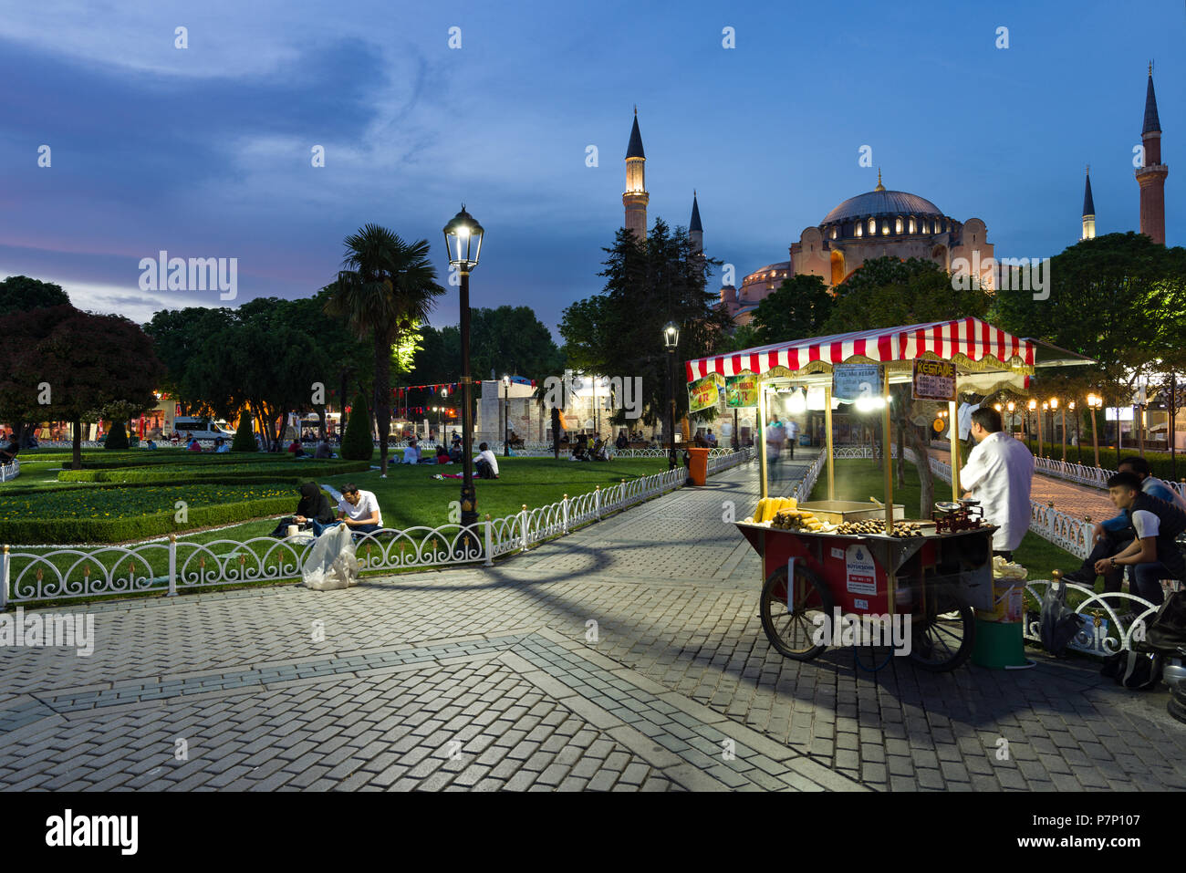 Ein Essen mit Essen in den großen Park mit der Hagia Sophia Museum stall leuchtet im Hintergrund in der Dämmerung, Istanbul, Türkei Stockfoto