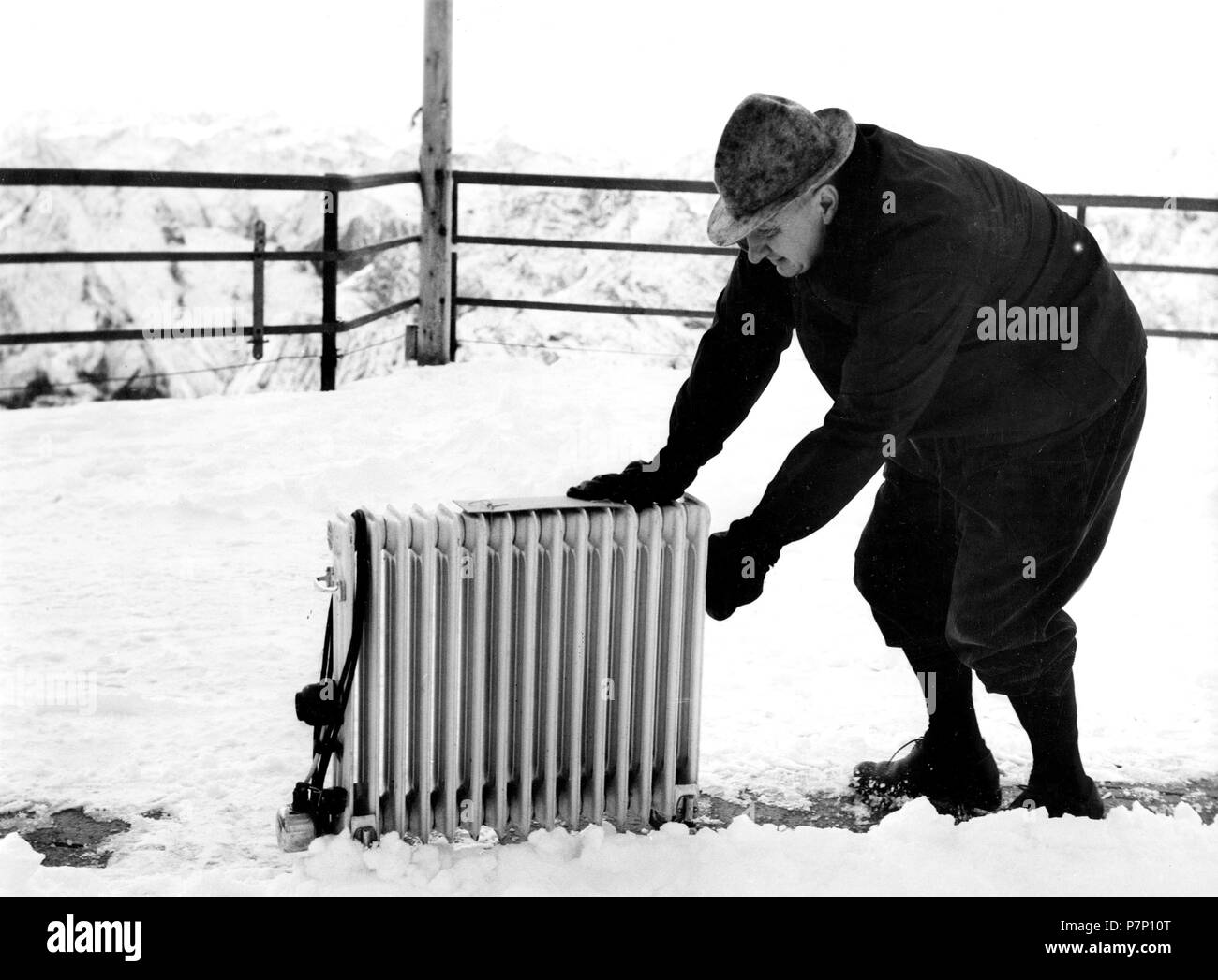 Alter Mann schiebt Kühler durch Schnee, Mexiko City, Mexiko Stockfoto