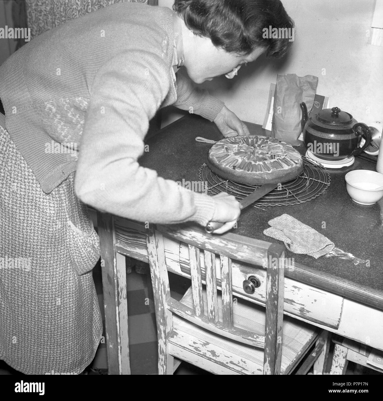 Hausarbeit, Frau Kuchen backen, Ca. 1950, Freiburg, Deutschland Stockfoto
