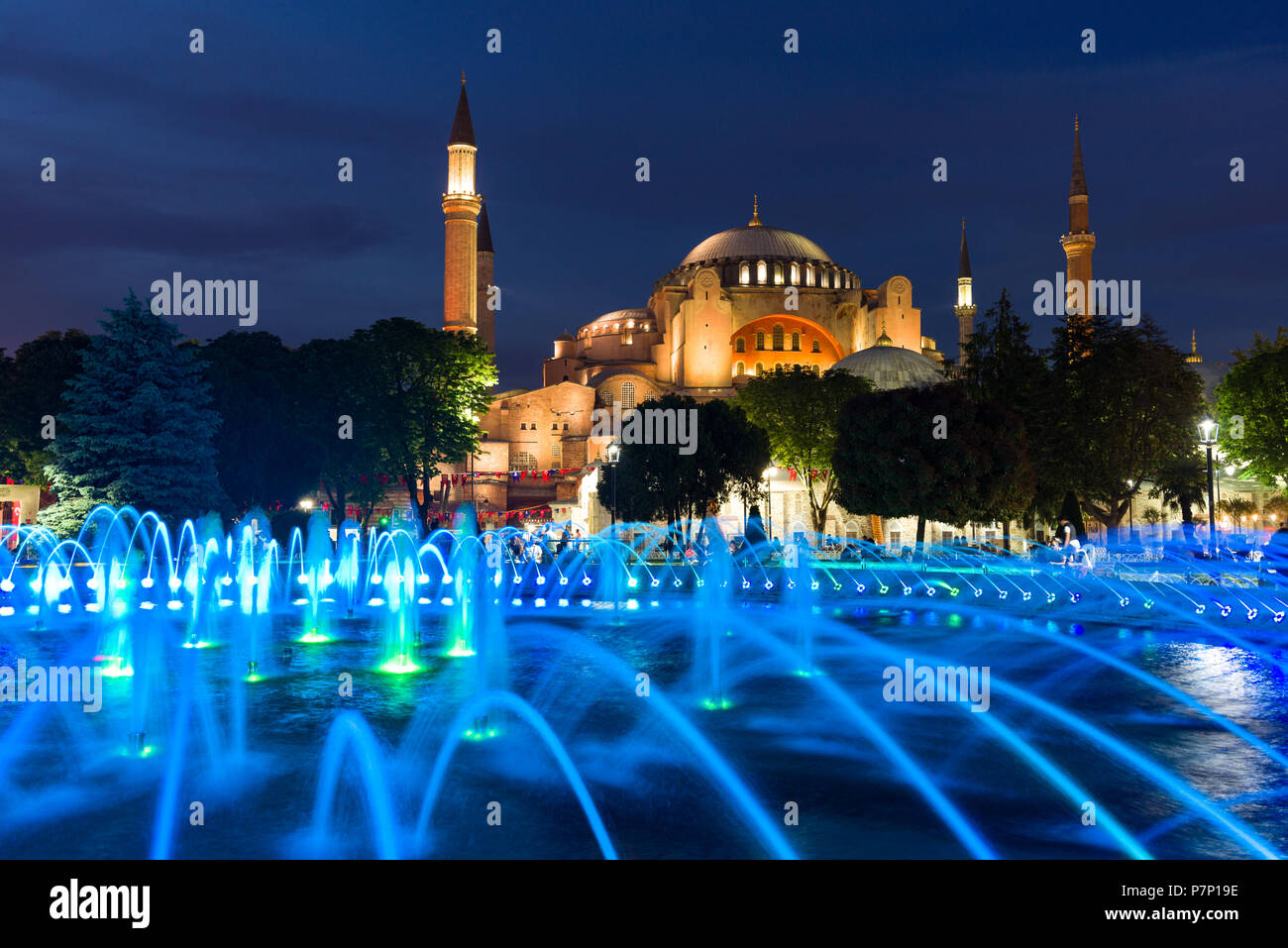 Der Sultan Ahmad Maydan Springbrunnen beleuchtet mit der Hagia Sophia Museum im Hintergrund bei Dämmerung, Istanbul, Türkei Stockfoto