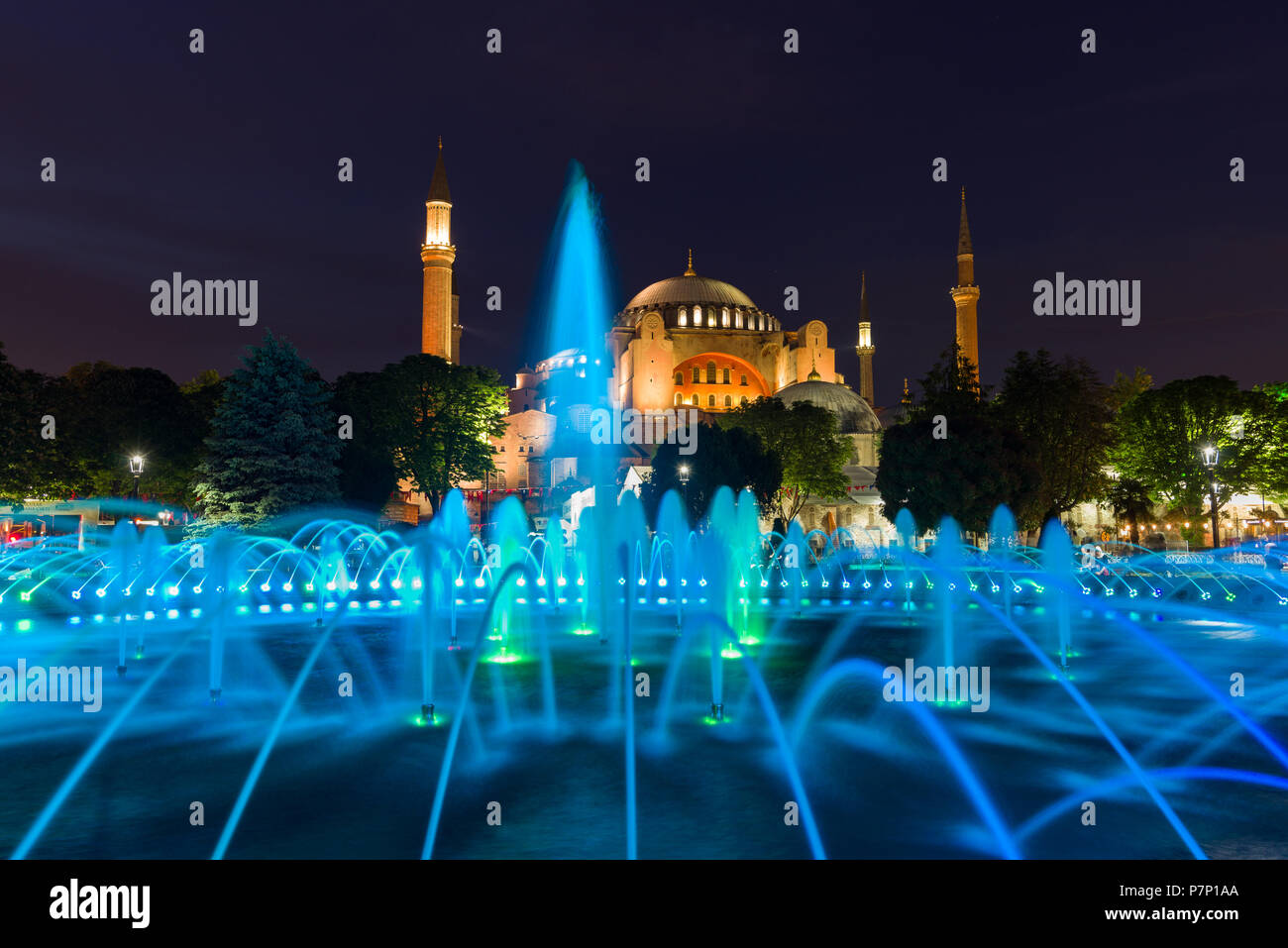 Der Sultan Ahmad Maydan Springbrunnen beleuchtet mit der Hagia Sophia Museum im Hintergrund bei Dämmerung, Istanbul, Türkei Stockfoto
