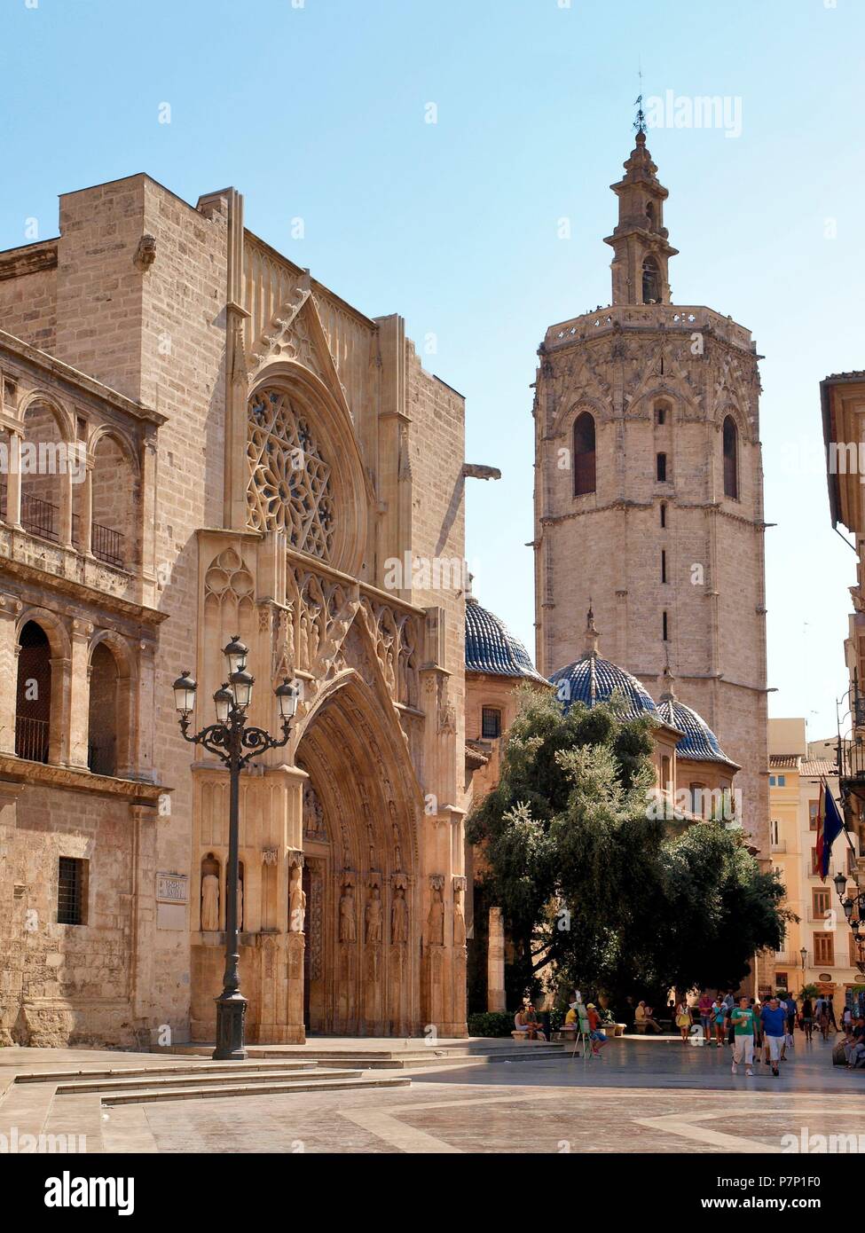 FACHADA DE LA CATEDRAL Y TORRE DEL MIGUELETE DESDE LA PLAZA DE LA SEU. PUERTA DE LOS APOSTOLES. VALENCIA, Spanien. Stockfoto