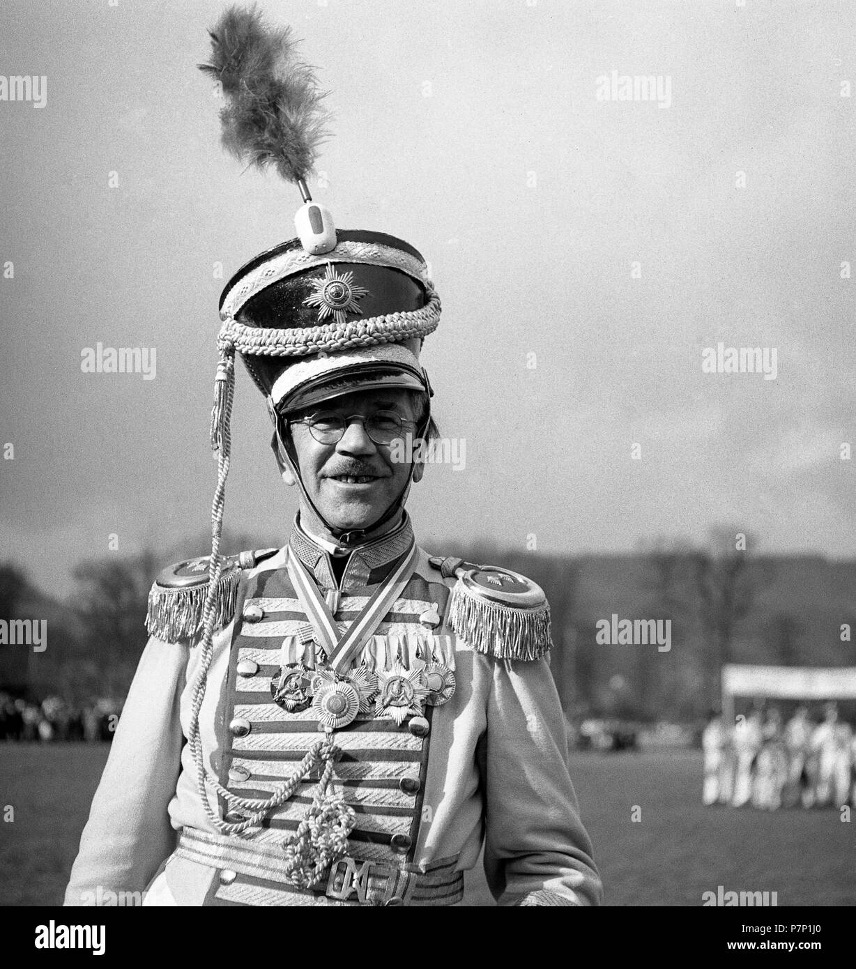 Mann im Admiral's Uniform, Karneval um 1950, die Umgebung von Freiburg,  Deutschland Stockfotografie - Alamy