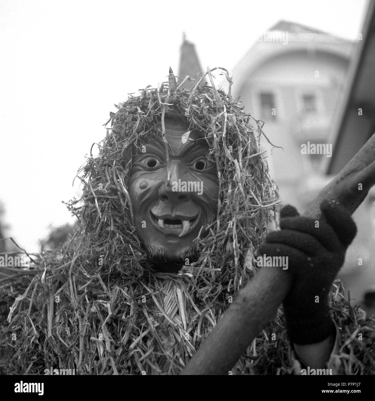 Maskierte Mann mit spitzen Zähnen und einen Anzug aus Stroh, Karneval, um 1950, Freiburg, Deutschland Stockfoto