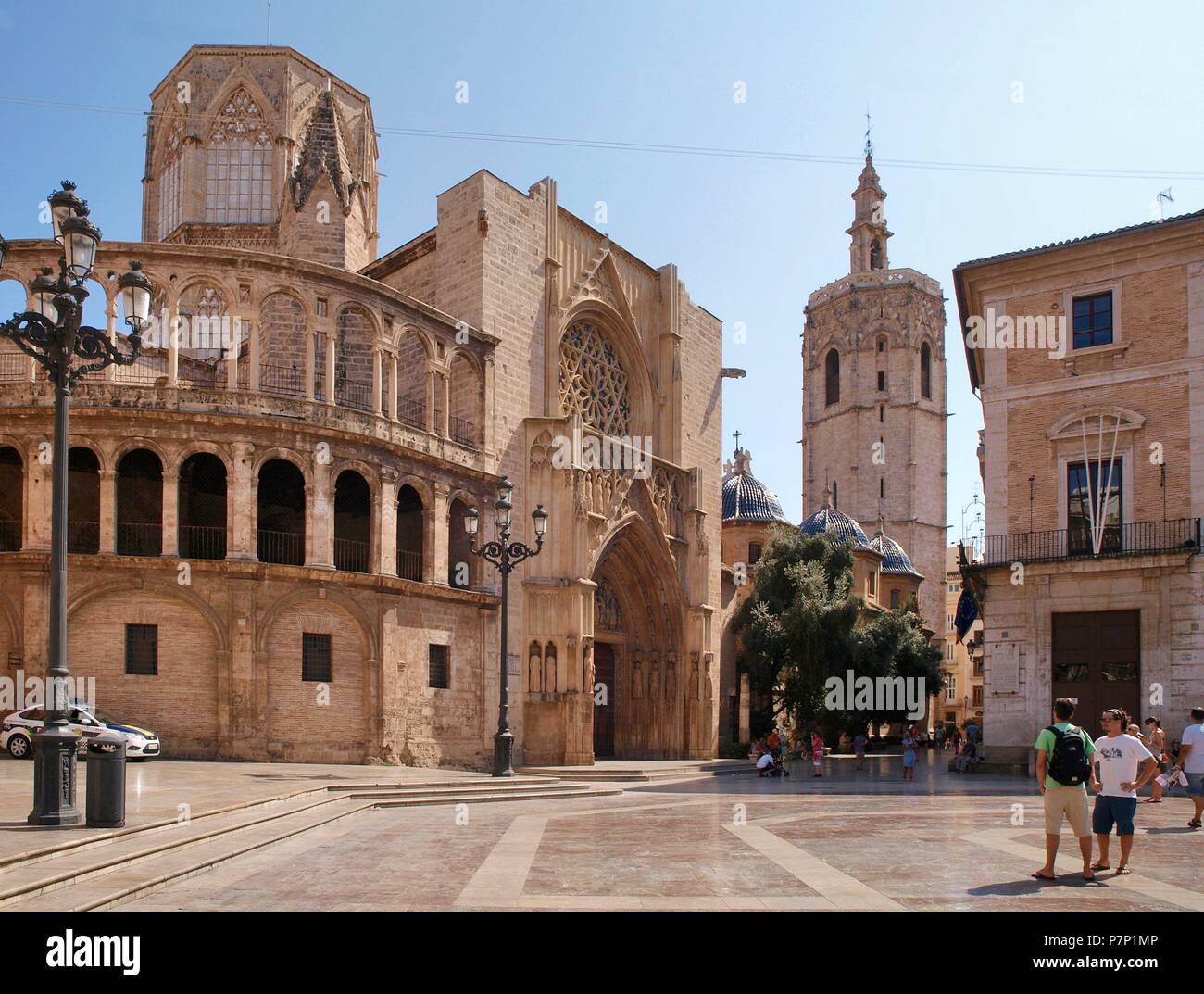 FACHADA DE LA CATEDRAL Y TORRE DEL MIGUELETE DESDE LA PLAZA DE LA SEU. PUERTA DE LOS APOSTOLES. VALENCIA, Spanien. Stockfoto