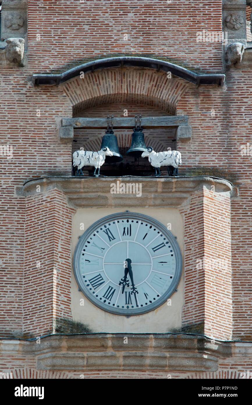 COLEGIATA DE SAN ANTOLIN. VISTAS EXTERIORES: TORRE DEL RELOJ CON AUTOMATAS Y CAMPANARIO. MEDINA DEL CAMPO, Valladolid, CASTILLA Y LEON, SPANIEN. Stockfoto