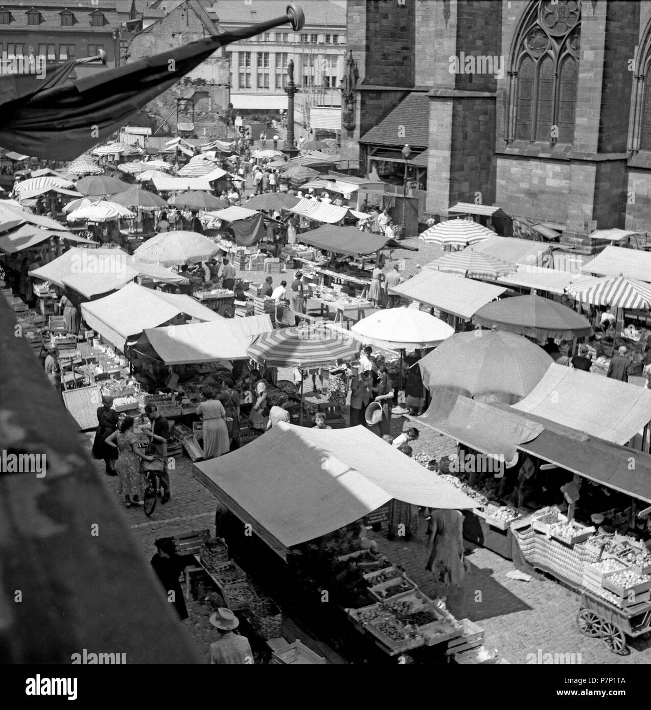 Überblick über die Marktstände in der Kathedrale, Freiburger Münstermarkt, ca. 1945 bis 1955, Freiburg, Deutschland Stockfoto