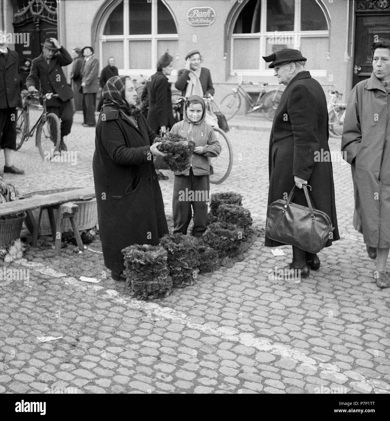 Ältere Frau und junge Blumenkranz verkaufen, Freiburger Münstermarkt, ca. 1945 bis 1955, Freiburg, Deutschland Stockfoto