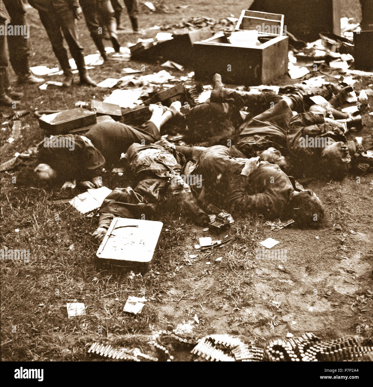 Angriff auf die Sowjetunion, Operation Barbarossa, Originale Bildunterschrift: Shot Familie einer russischen Frau Kommissarin, 1941 In Slonim Stockfoto