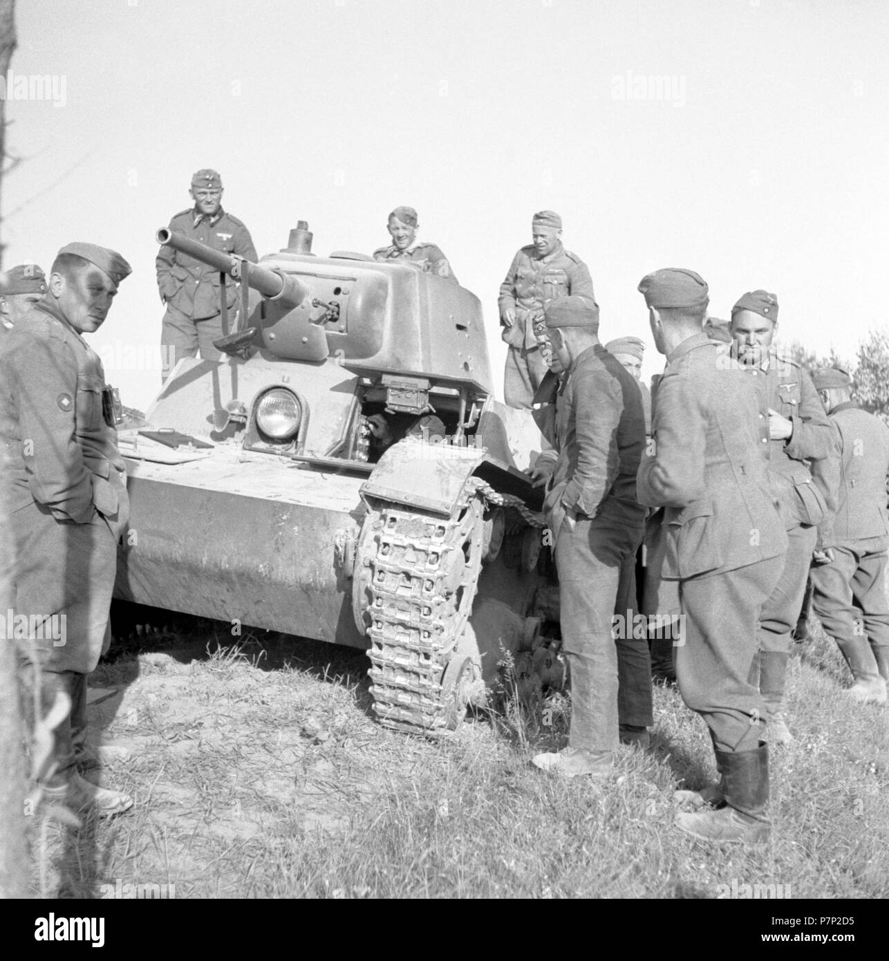 Angriff auf die Sowjetunion, Operation Barbarossa, Originale Bildunterschrift: Russische Tank bei Pruzana, Weißrussland Stockfoto