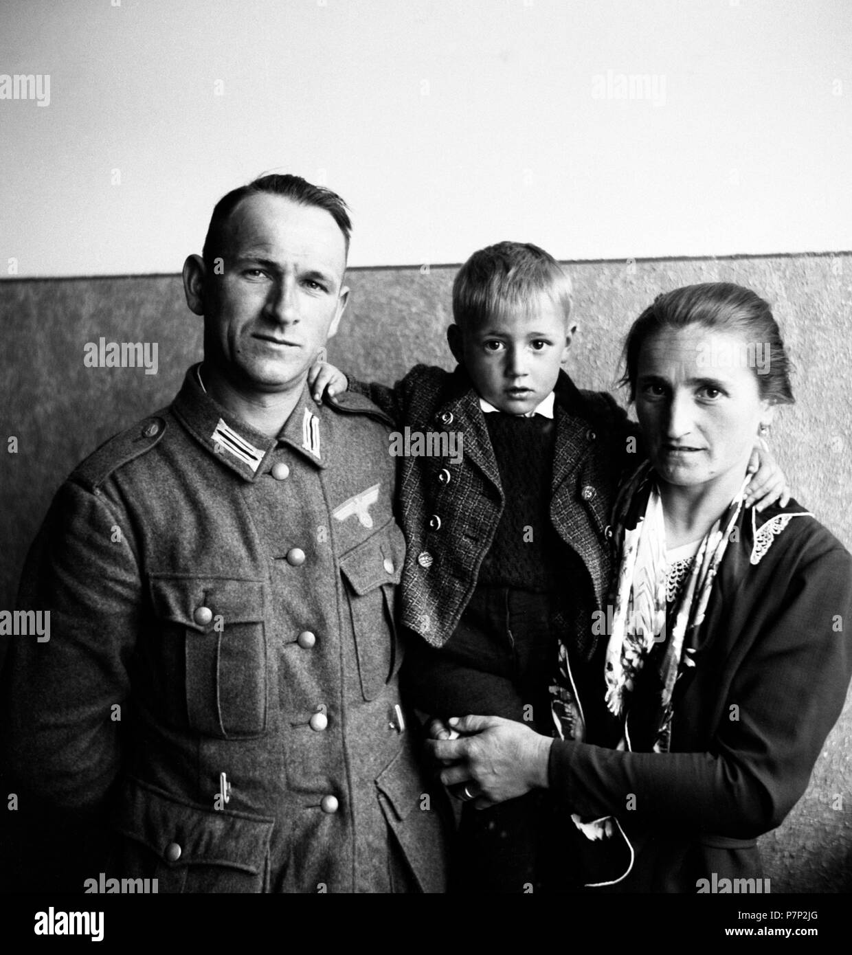 Ca. 1939,1941, Training, Soldat der Wehrmacht mit Frau und Kind, Ulm, Deutschland Stockfoto