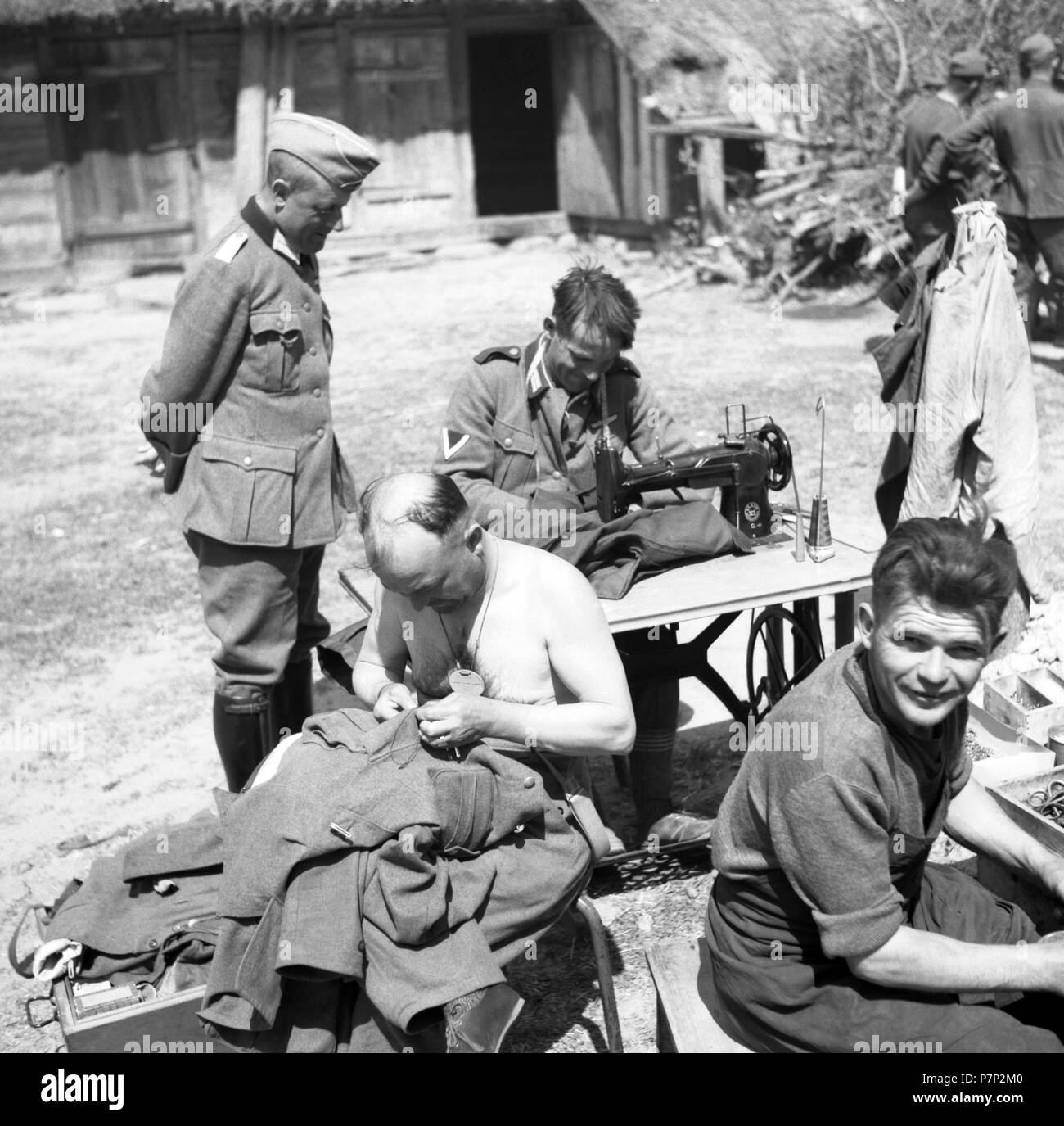 Ca. 1939,1941, Ausbildung, Soldaten der Wehrmacht ihre Kleidung nähen, Ulm, Deutschland Stockfoto