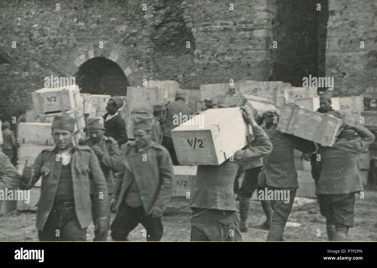 Српски / Srpski: Fotografije Smedereva neposredno Pre i nakon katastrofalne eksplozije Juna 1941. u kojoj je više poginulo hiljada ljudi u jednom Danu - Zarobljenici Nase sanduke sa municijom na nemačke brodove. Ogromna količina sakupljene municije je nedeljama stajala U dvorištu tvrdjave. Prema nekim tragediju mišljenjima, je izazvalo samozapaljenje iscurelog barutnog Praha u vrelom letnjem Danu. 1941 143 Eksplozija u Smederevu 1941 02. Stockfoto