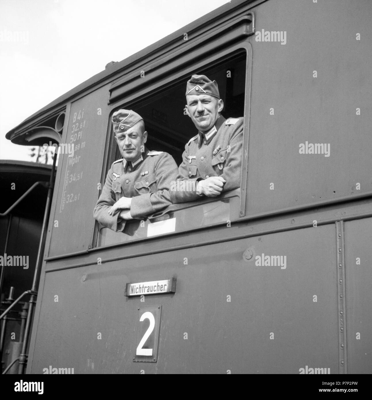 Ca. 1939,1941, Ausbildung Wehrmacht, zwei Wehrmachtssoldaten Blick aus dem Zugfenster, Ulm, Deutschland Stockfoto