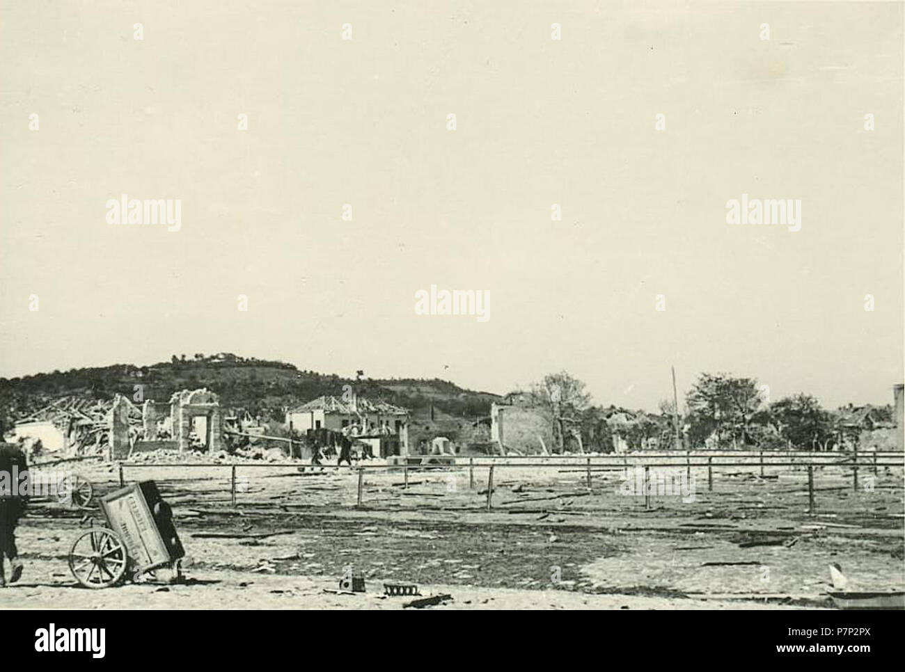 Српски / Srpski: Fotografije Smedereva neposredno Pre i nakon katastrofalne eksplozije Juna 1941. u kojoj je poginulo Vice hiljada ljudi u jednom Danu. 1941 143 Eksplozija u Smederevu 1941 07. Stockfoto