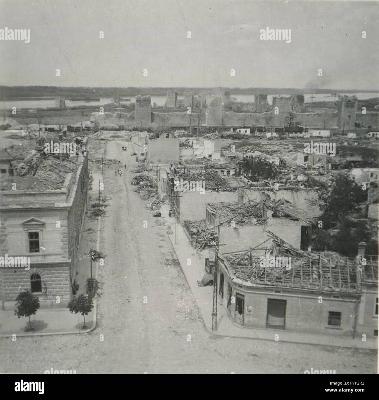 Српски / Srpski: Fotografije Smedereva neposredno Pre i nakon katastrofalne eksplozije Juna 1941. u kojoj je više poginulo hiljada ljudi u jednom Danu - Snimak koji prikazuje razmeru štete. Načinjen sutradan Po katastrofi, na se njemu uočava dim Koji se još uvek vije iz dvorista tvrdjave. 1941 143 Eksplozija u Smederevu 1941 10. Stockfoto