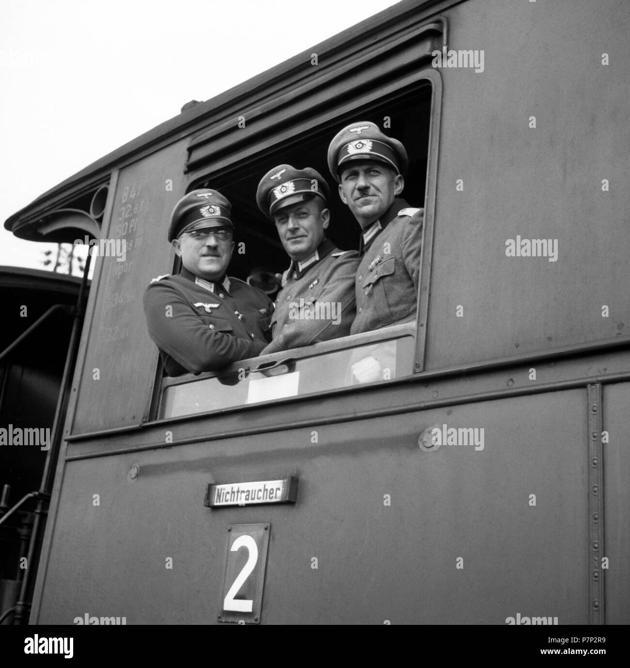 Ca. 1939,1941, Ausbildung, drei Wehrmacht Wehrmacht Offiziere Blick aus dem Zugfenster, Ulm, Deutschland Stockfoto
