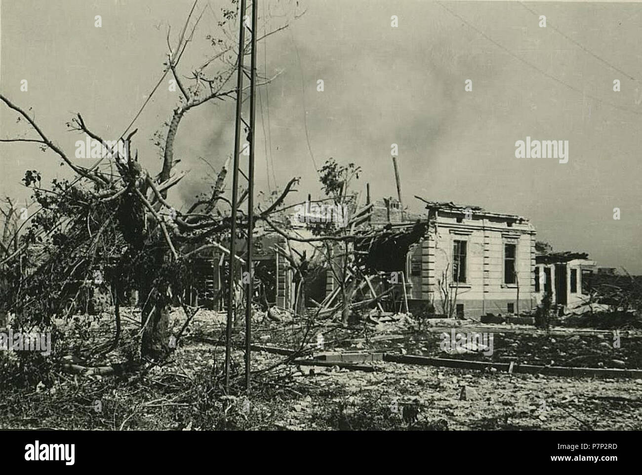 Српски / Srpski: Fotografije Smedereva neposredno Pre i nakon katastrofalne eksplozije Juna 1941. u kojoj je više poginulo hiljada ljudi u jednom Danu - Snimak zabeležzen neposredno Po eksploziji: jasno se Vidi dim Koji se još uvek uzdiže. 1941 143 Eksplozija u Smederevu 1941 16. Stockfoto