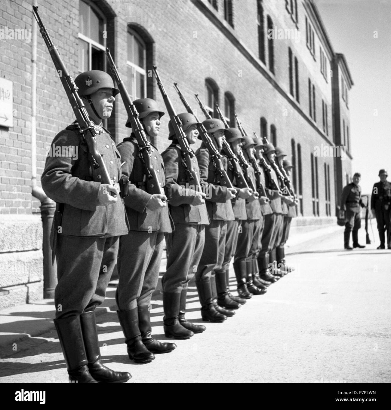 Ca. 1939,1941, Ausbildung Wehrmacht, Originale Bildunterschrift: B.E.B. 15. Wache Ulm, Ulm, Deutschland Stockfoto