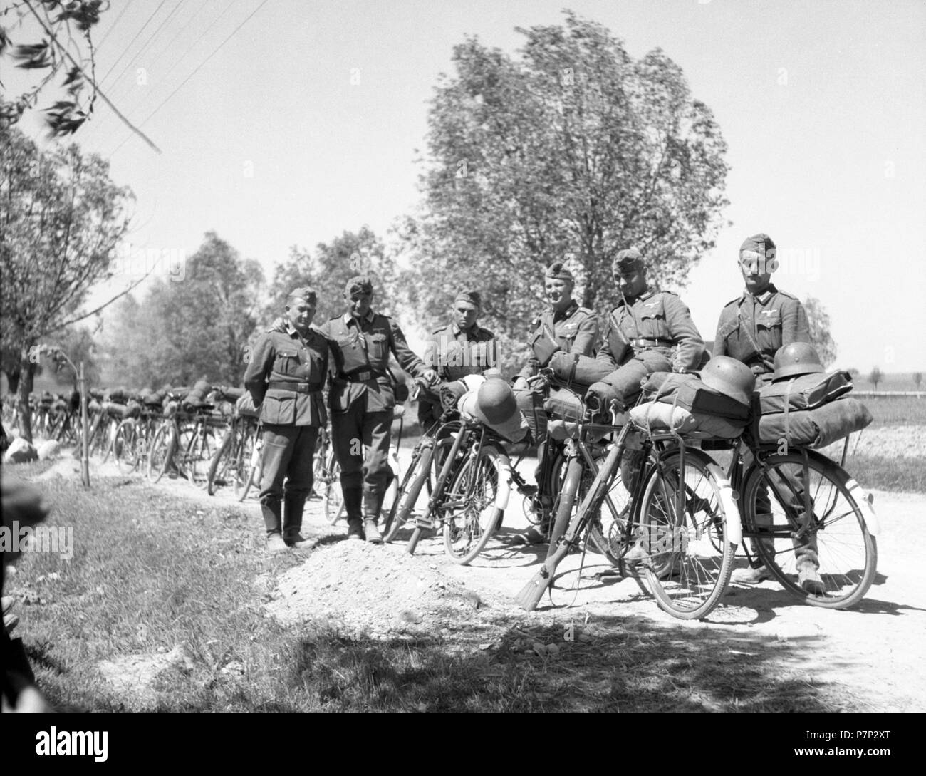 Ca. 1939,1941, Ausbildung Wehrmacht, Soldaten für ein Foto mit abgestellte Fahrräder, Ulm, Deutschland Stockfoto