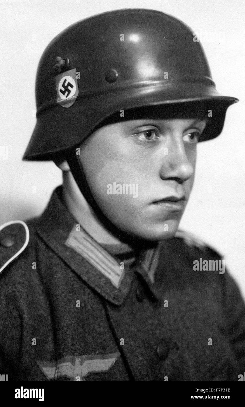 Soldat der Wehrmacht, Junge, auf der Suche verloren, Ca. 1941, genaue Ort unbekannt, Deutschland Stockfoto