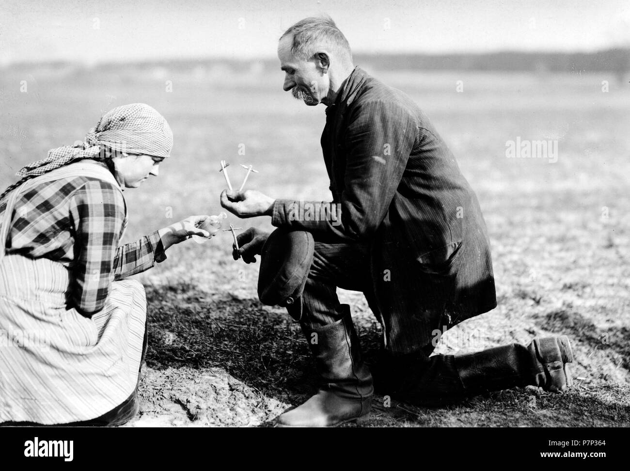 Christian custom, Kreuze sind mit Weihwasser gesegnet, Ca. 1930, genaue Ort unbekannt, Deutschland Stockfoto