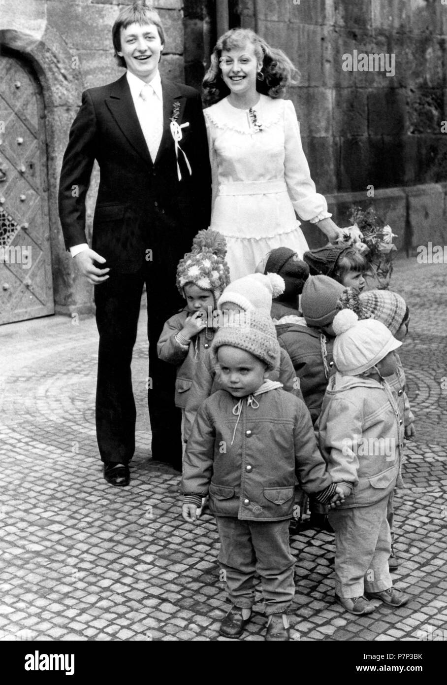 Hochzeit mit 8 Kindern ca. 1970 s, genaue Ort unbekannt, Tschechische