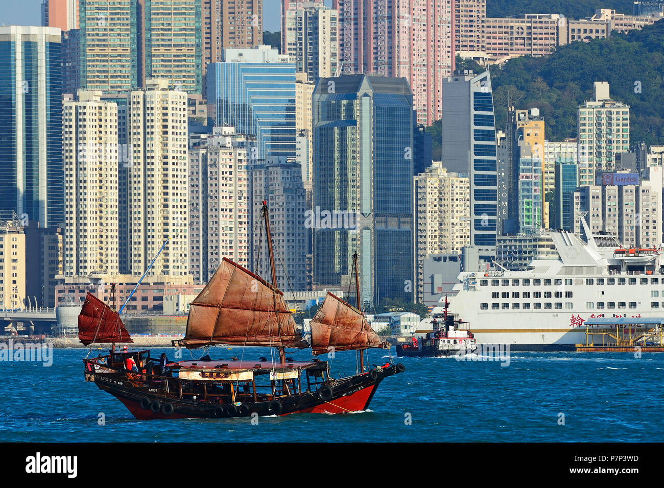 Traditionelle Segelboot, Junk vor der Skyline, Hongkong, China Stockfoto